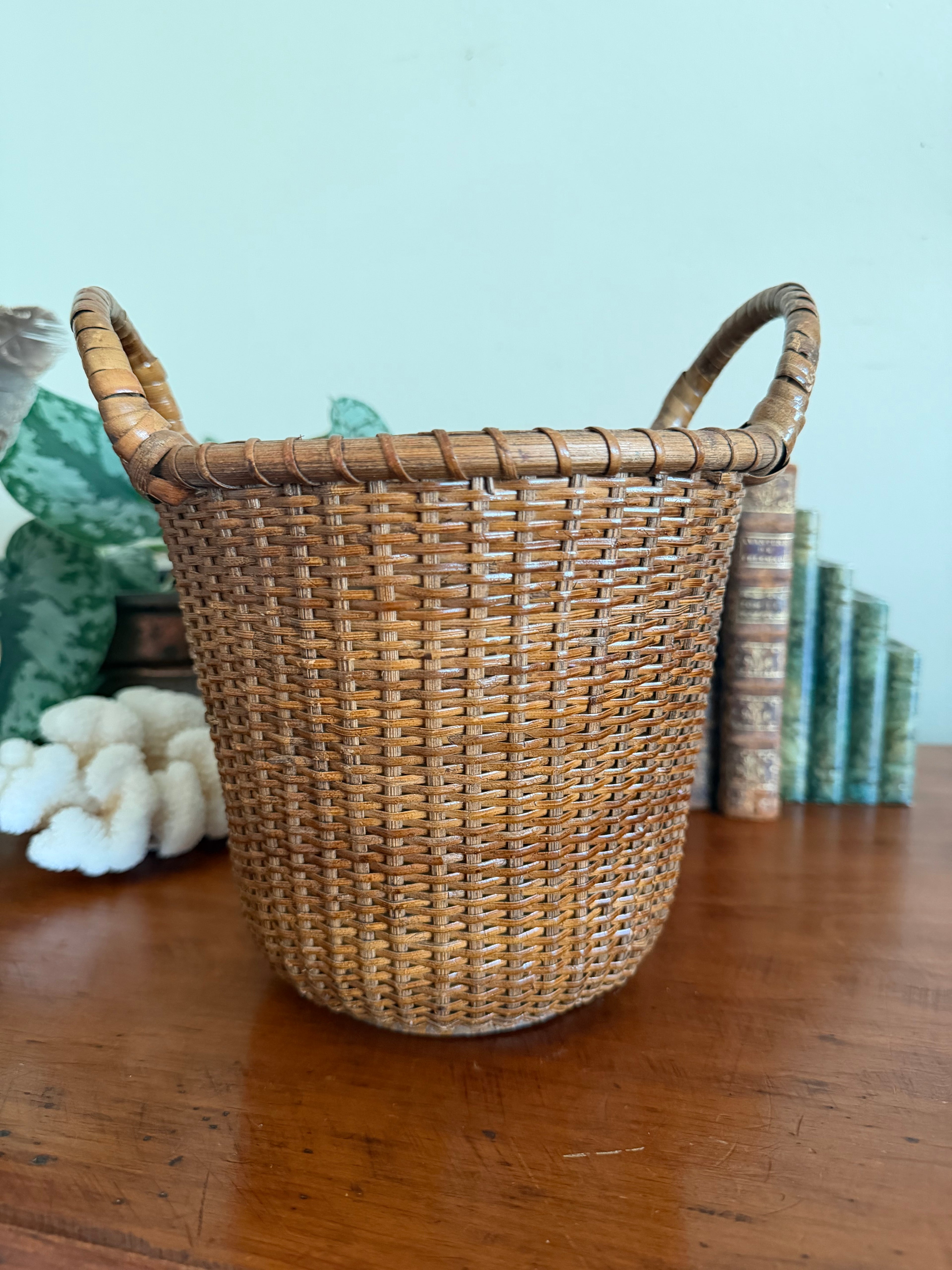 Nantucket Style Basket with Flat Wood Bottom