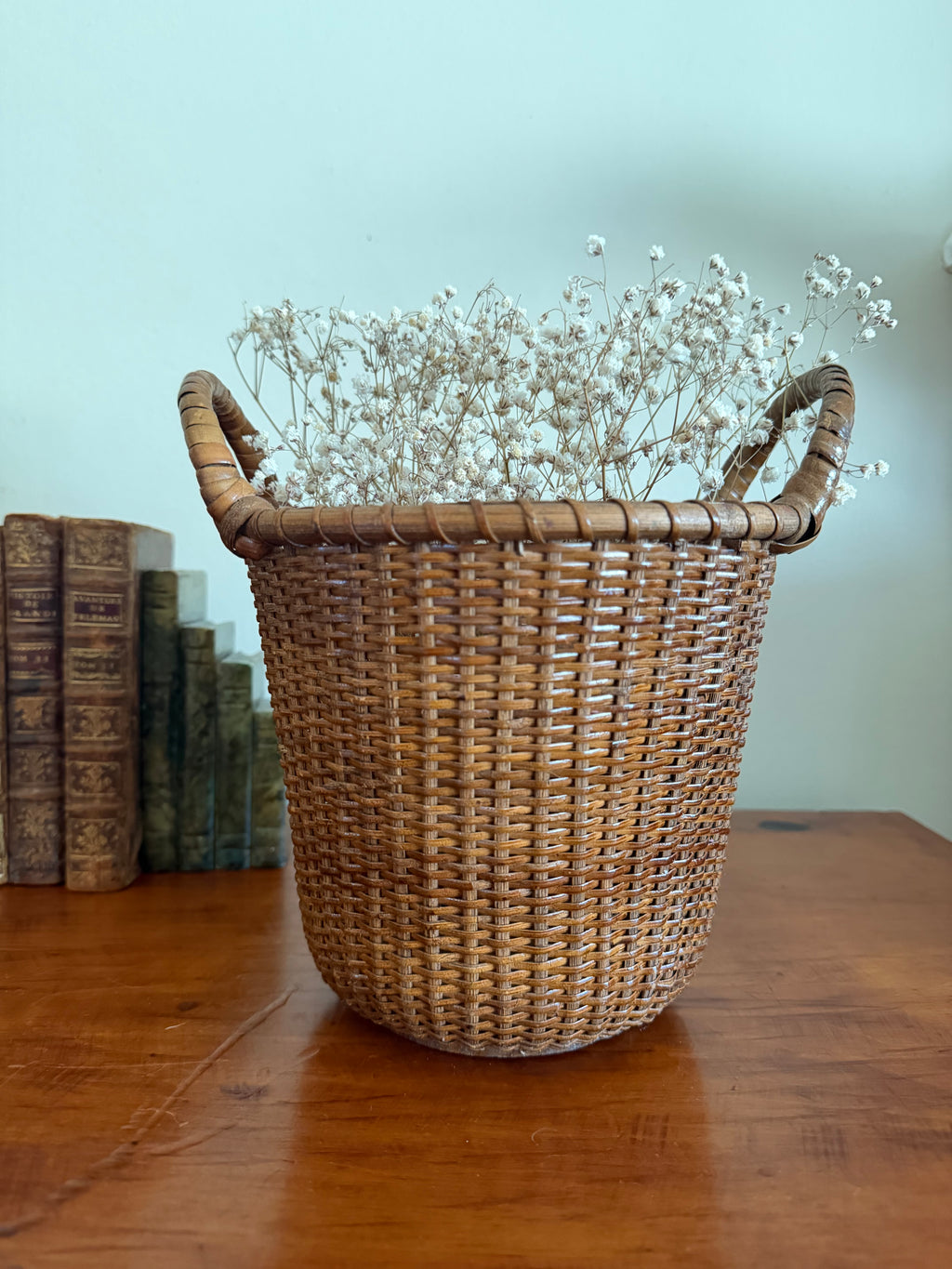 Nantucket Style Basket with Flat Wood Bottom